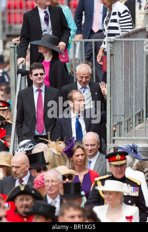 Zuschauer aus einem der Stände nach der Parade. "Trooping die Farbe" 2010 Stockfoto