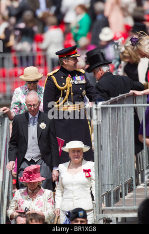 Zuschauer aus einem der Stände nach der Parade. "Trooping die Farbe" 2010 Stockfoto