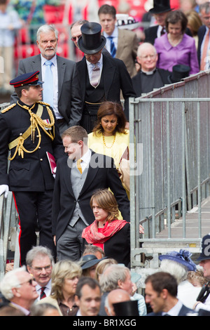 Zuschauer aus einem der Stände nach der Parade. "Trooping die Farbe" 2010 Stockfoto