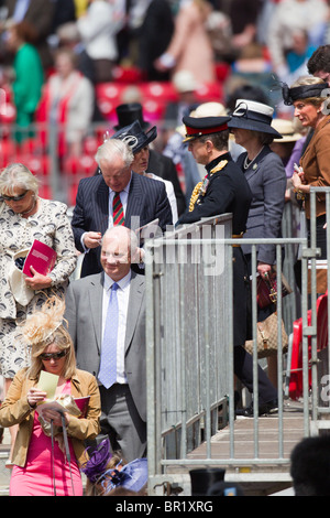 Zuschauer aus einem der Stände nach der Parade. "Trooping die Farbe" 2010 Stockfoto