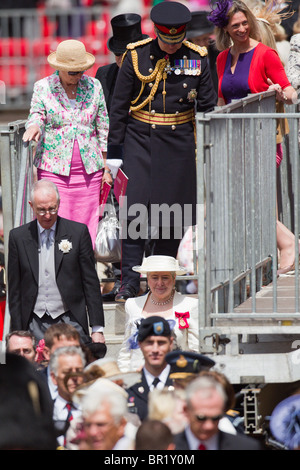 Zuschauer aus einem der Stände nach der Parade. "Trooping die Farbe" 2010 Stockfoto