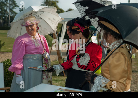 Frankreich - "Chateau de Breteuil" Choisel, Gruppe französischer Frauen in traditionellen Trachten, viktorianisches Age-Fancy-Kleid, bei Ball Event , Sonnenschirme halten, ältere Menschen, Retro, viktorianisches Frauenprofil, Seniorenversammlungen Stockfoto