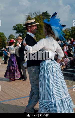 Frankreich - Seniorenaktivitäten, French Couples Dancing, „Chateau de Breteuil“, Choisel, dressed in Epoche Kostüm, Fancy Dress, at victorian Age Dance Ball Event, from Rear, Journées du Patrimoine, Womens Hats, Retro Stockfoto