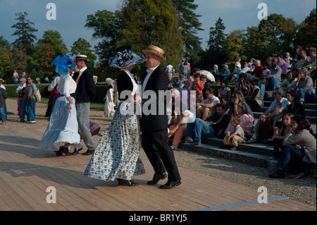 Frankreich - ältere französische Paare tanzen, Chateau de Breteuil, Choisel, in historischen Kostümen gekleidet, Fancy Dress, beim victorian Age Dance Ball Event, journées du Patrimoine, viktorianisches Frauenprofil Stockfoto