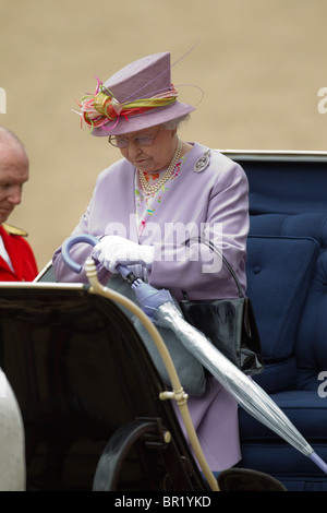 Die Königin immer in ihrem Wagen etwa, die Parade zu verlassen. "Trooping die Farbe" 2010 Stockfoto