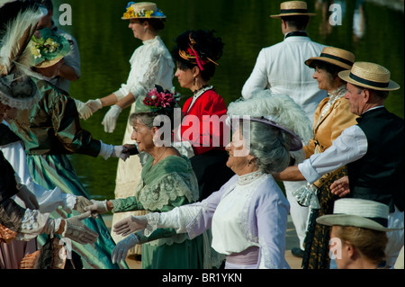 Viktorianische Frauen, Frankreich - ältere französische Paare tanzen, 'Chateau de Breteuil', Choisel, Menschenmenge in traditionellen historischen Kostümen gekleidet, Fancy Dress, bei Tanzball Event, journées du Patrimoine, Seniorenaktivitäten, Pensionäre Spaß, Retro, viktorianische Frauenprofile Stockfoto