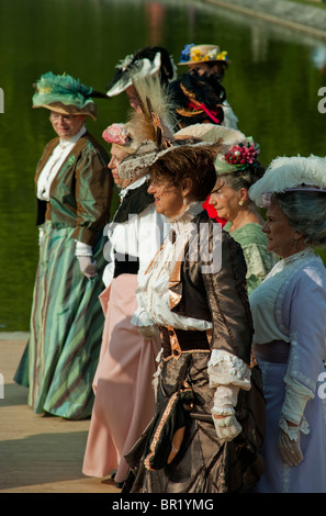 Viktorianische Frau Profil in Frankreich - Gruppe Seniorenaktivitäten, Französische Frauen tanzen, 'Chateau de Breteuil' in historischen Kostümen gekleidet, viktorianisches Age traditionelles Fancy Kleid, bei Dance Ball Event , journées du Patrimoine, Retro, viktorianisches Frauenprofil Stockfoto