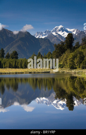 Lake Matheson Neuseeland. Lake Matheson. Non-existent am frühen Morgen Winde schaffen spiegelnden Reflexionen hier. Stockfoto