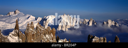 Panorama der hohen Berggipfel in den Alpen. Stockfoto