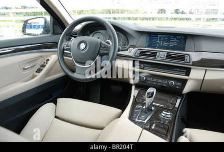 BMW 535i - mein 2010 - grau Metallic - Segment E (Exekutive), höheren deutschen Premium-Klasse-Limousine - Details: Interieur, Dashboard Stockfoto