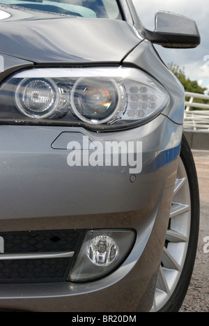 BMW 535i - mein 2010 - grau Metallic - Segment E (Exekutive), höheren deutschen Premium-Klasse-Limousine - Details: vordere Stoßstange, Scheinwerfer Stockfoto