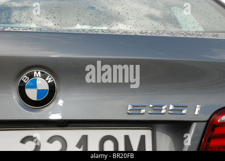 BMW 535i - mein 2010 - grau Metallic - Segment E (Exekutive), höheren deutschen Premium-Klasse-Limousine - Details: BMW Plakette, 535i Logo Stockfoto