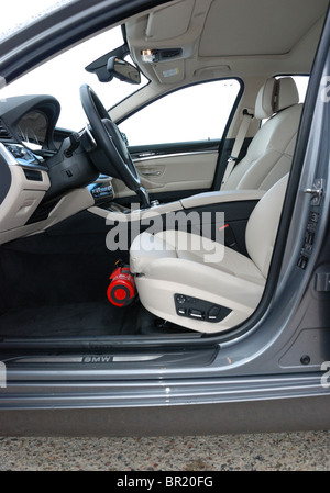 BMW 535i - mein 2010 - grau Metallic - Segment E (Exekutive), höheren deutschen Premium-Klasse-Limousine - Details: Kabine, Innenraum Stockfoto