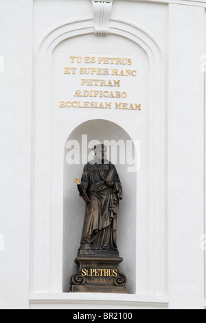 St. Petrus (St. Simon oder St. Peter oder St. Kifas) Statue - Skulptur in der Prager Burg in Tschechien August 2010 Stockfoto