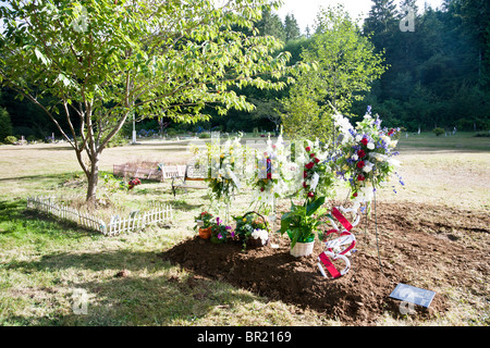 der jungen Makah Indian Mann mit frischen blumigen Huldigungen am Tag, die, den er auf Makah Friedhof in der Nähe von Neah Bay begraben wurde Stockfoto