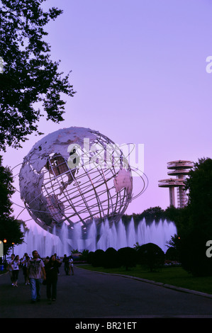 Globus und Türme aus dem Jahr 1964 Weltausstellung Corona Park, Flushing Meadows Queens. WB verbessert. Earth Day-Konzept. Stockfoto