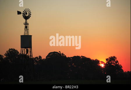 Eine Windmühle bei Sonnenuntergang auf einer Ranch in Argentinien Stockfoto