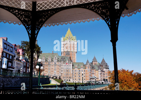 Chateau Frontenac, umrahmt von einem Pavillon auf der Terrasse Dufferin in Québec (Stadt) Stockfoto