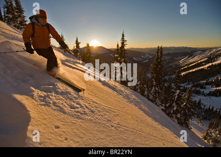 Frau, Skifahren, Valhalla Touring Lodge in British Columbia, Kanada Stockfoto