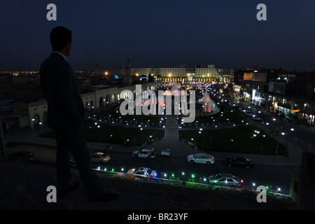 Ein kurdischer Mann schaut in der Innenstadt von der alten Zitadelle in der Stadt Erbil Arbil oder Irbil auch die Hauptstadt der Region Kurdistan im Nordirak geschrieben. Stockfoto