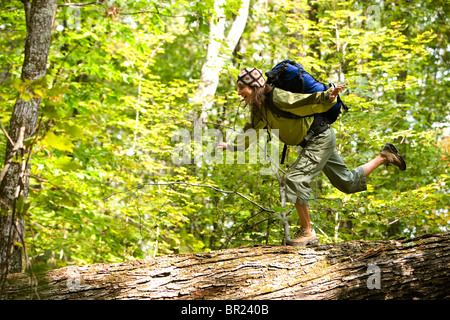 Frau auf umgestürzten Baum zu balancieren. Stockfoto