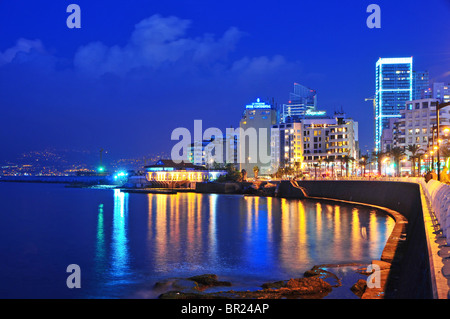 Libanon: Beirut am Meer bei Nacht. Stockfoto