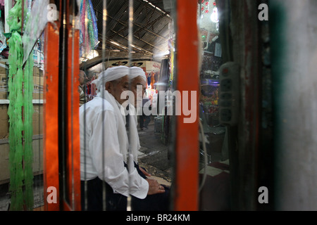 Ein Ladenbesitzer in Qaysari Basar in der Stadt Erbil Dinkel auch Arbil oder Irbil die Hauptstadt der Region Kurdistan im Nordirak. Stockfoto