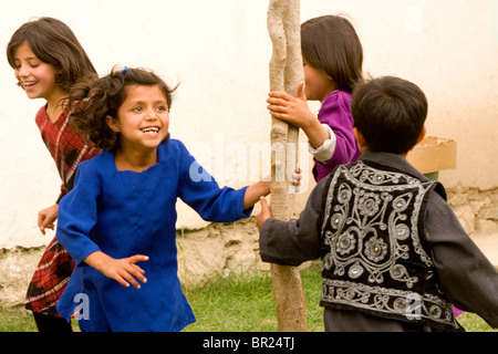 Kinder lachen und spielen im Hof ihres Hauses in Kabul. Stockfoto