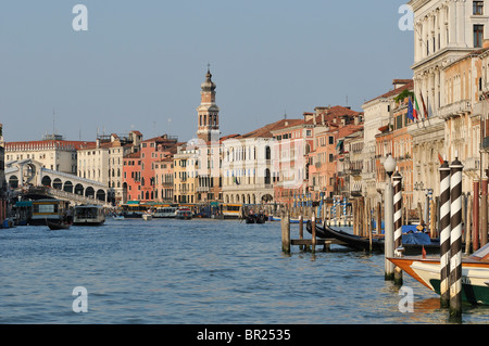 Venedig. Italien. Blick auf den Canal Grande & Rialto-Brücke. Stockfoto