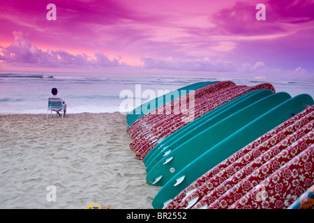 Vermietung von Surfbrettern am Strand von Waikiki Stockfoto