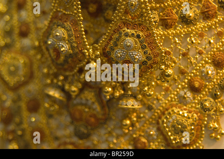 Aufwendige Goldschmuck lockt Käufer in die berühmten Gold Souk im Stadtteil Old Deira, Dubai Stockfoto