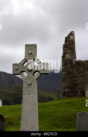 Keltisches Kreuz Grabstein Cill Chriosd Friedhof, Suardal, Skye mit Kapelle Ruinen und nebligen Gipfel des Beinn Dearg hinter. Stockfoto