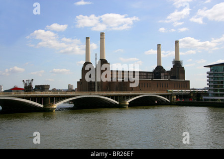 Grosvenor Bridge oder Victoria Eisenbahnbrücke und Battersea Power Station, London, UK Stockfoto
