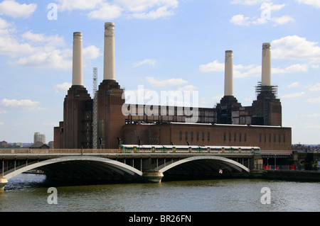 Grosvenor Bridge oder Victoria Eisenbahnbrücke und Battersea Power Station, London, UK. Blick von Chelsea Brücke. Stockfoto