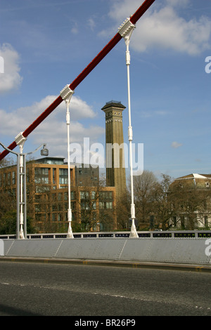 Der Turm der viktorianischen Abwasserpumpwerk Grosvenor Road, London, durch Chelsea Brücke betrachtet. Stockfoto