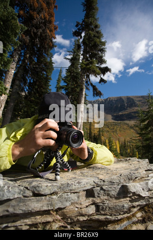 Mann Fotografieren auf Stativ. Stockfoto