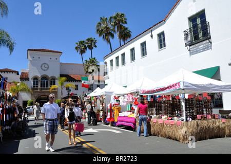 Feier des mexikanischen Cinco De Mayo (5. Mai), Santa Barbara, Kalifornien USA - Anbieter verkaufen Souvenirs, Kunst & Geschenke Stockfoto