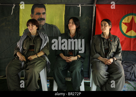 Sozdar Avesta (Links) Kurdistan Gemeinschaften Union (KCK) Executive Council Mitglied mit hochrangigen weiblichen Guerilla Kommandanten der HPG Sitzung mit der Figur des ehemaligen PKK-Militante Führer Abdullah Öcalan in einem Versteck in den Bergen, im Norden des Irak Quandil Stockfoto