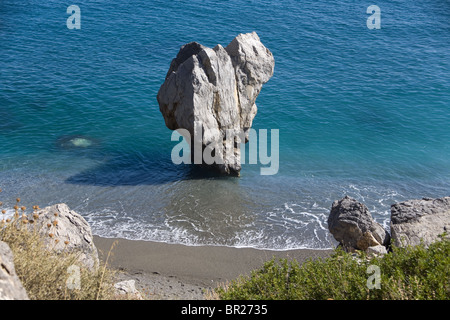 Stein in Herzform am Palm Beach, Preveli, Rethymno, Kreta, Griechenland. Stockfoto