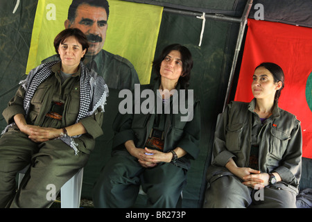 Sozdar Avesta (Links) Kurdistan Gemeinschaften Union (KCK) Executive Council Mitglied mit hochrangigen weiblichen Guerilla Kommandanten der HPG Sitzung mit der Figur des ehemaligen PKK-Militante Führer Abdullah Öcalan in einem Versteck in den Bergen, im Norden des Irak Quandil Stockfoto