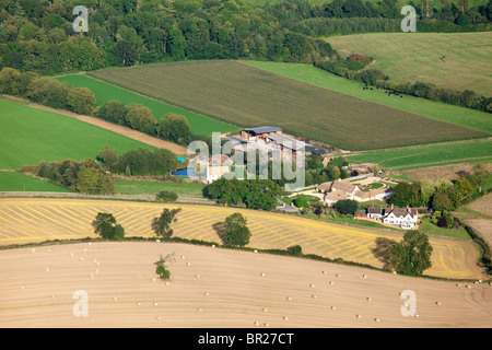 Eine Luftaufnahme des Newmeadow Farm 1ml S Cotswold Dorf von Winchcombe, Gloucestershire aus dem Nordwesten. Stockfoto