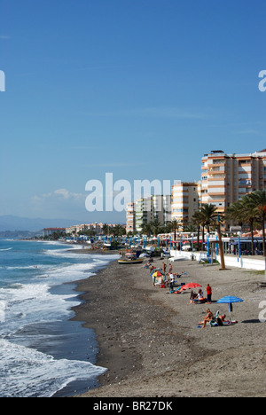 Urlauber am Strand, Torrox-Costa, Costa Del Sol, Provinz Malaga, Andalusien, Südspanien, Westeuropa. Stockfoto