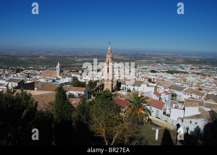 Skyline mit Kirchturm und Torre De La Victoria, Estepa, Provinz Sevilla, Andalusien, Südspanien, Westeuropa. Stockfoto