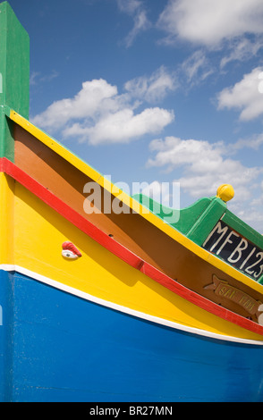 Gozo Boot Luzzu bemalte hölzerne Angelboot/Fischerboot in traditionellen Farben in Malta mit dem "bösen" Augensymbol Stockfoto
