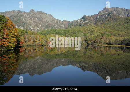 Kagami Ike (Mirror Lake), im Herbst mit Togakushi Berg im Hintergrund. Stockfoto