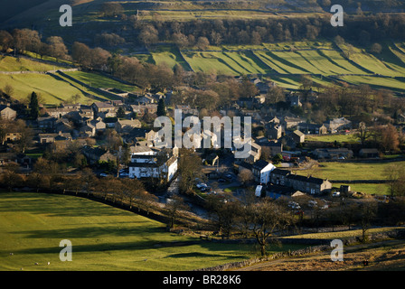 Das Dorf Kettlewell im Tal des Flusses Wharfe gesehen von den Hügeln in Wharfedale North Yorkshire Stockfoto