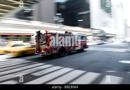 New Yorker Feuerwehr LKW rast durch Manhattan. Stockfoto