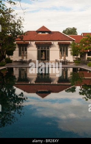 Pool und Reflexion an eleganten französischen Kolonialstil Zuhause in Luang Prabang, Laos Stockfoto