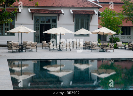 Pool und Reflexion an eleganten französischen Kolonialstil Zuhause in Luang Prabang, Laos Stockfoto