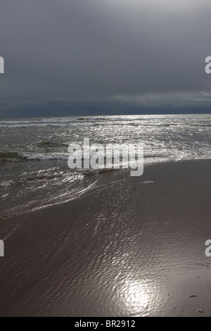 Blick auf das Meer bei Sonnenuntergang am Bigbury am Meer, Devon Stockfoto